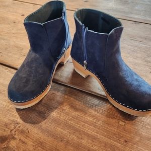 NWT kids Hanna Anderson blue suede clogs